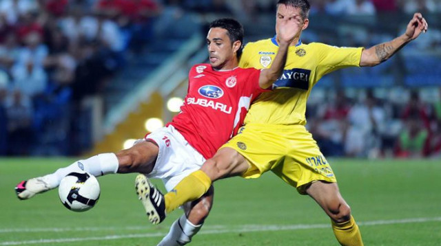 ערן זהבי שחקן הפועל תל אביב מול איגור טומאסיץ' שחקן מכבי תל אביב (צילום: ברני ארדוב)