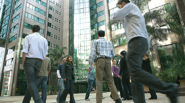 צעירים עובדים בהייטק (צילום: יוסי זמיר, פלאש 90)