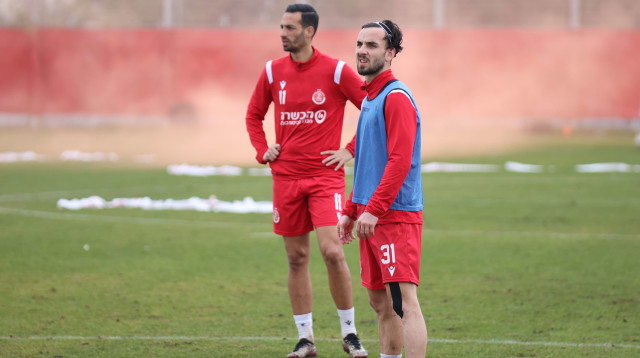 שחקן הפועל תל אביב מרקו ינקוביץ' ליד דן איינבינדר (צילום: אודי ציטיאט)