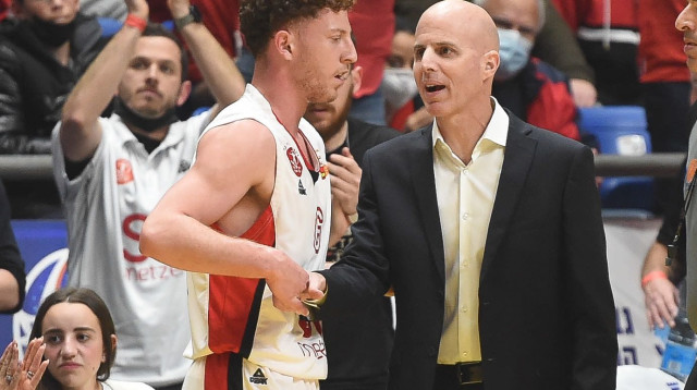 מאמן הפועל תל אביב דני פרנקו עם גיל בני (צילום: ברני ארדוב)