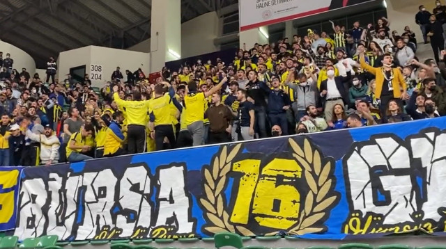 אוהדי פנרבחצ'ה בדרבי נגד גלאטסראיי בגביע הטורקי בכדורסל (צילום: צילום מסך, טוויטר)