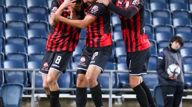 הראל שלום (מימין), אופק ביטון, גוני נאור שחקני הפועל ירושלים חוגגים (צילום: דני מרון)