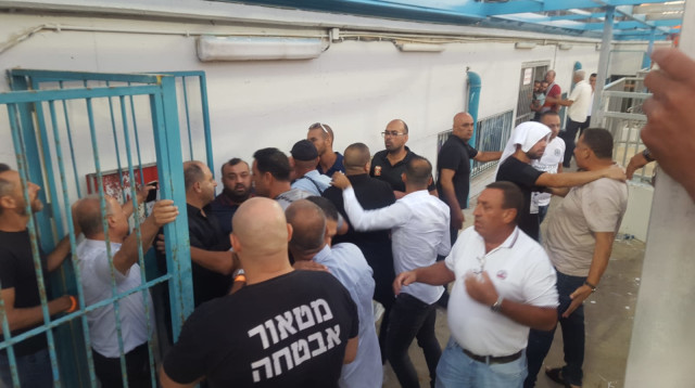 שוב אלימות. אנשי סכנין מותקפים על ידי אנשי אחי נצרת (צילום: אדריאן הרבשטיין)