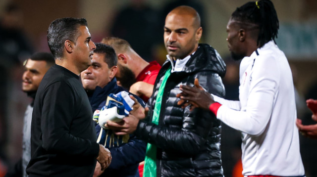 מחמוד קנדיל שוער בני סכנין עם חיים סילבס (צילום: מאור אלקסלסי)