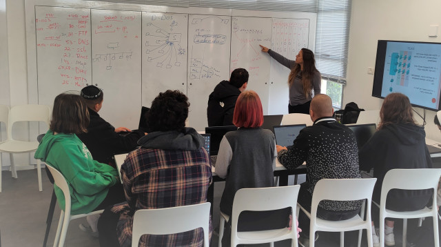 אוריינות דיגיטלית בכפר הנוער ימין אורד (צילום: באדיבות ימין אורד)
