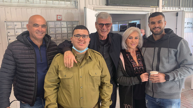יובל מלכה ביום גיוסו לצד בני משפחתו, במרכז: האלוף במיל' גבי אופיר (צילום: באדיבות המשפחה)