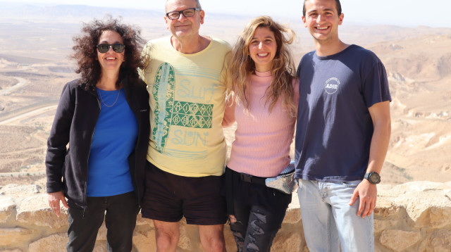 משפחת קורין: אבא דוד ז"ל ואמא נאוה, עם הילדים טום וליהי (צילום: יניב פוקס)