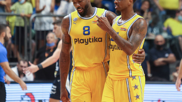 מכבי תל אביב שרדה מותחן. נאנלי וריינולדס (צילום: דני מרון)