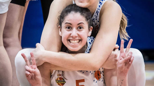 אילה רוט (מספר 5) עם הדר חדד, שחקניות הפועל פתח תקוה (צילום: אתר רשמי, באדיבות מנהלת ליגת העל לנשים בכדורסל)