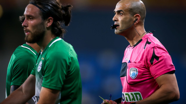 דניאל בר נתן שופט כדורגל עם בלם מכבי חיפה עופרי ארד (צילום: מאור אלקסלסי)