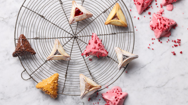 6 שקלים ליחידה. אוזני המן בעבודת יד של רולדין פורים 2022 (צילום: רונן מנגן)