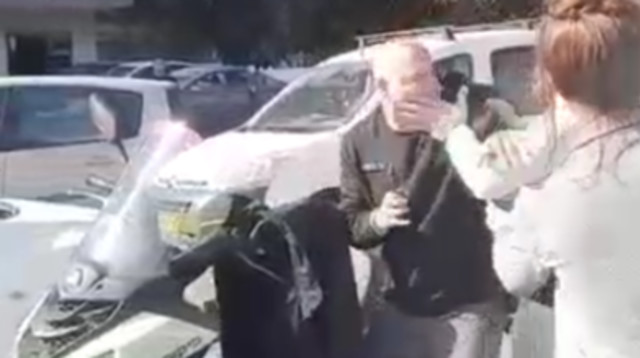 תקיפת הפקח בנהריה (צילום: צילום מסך)