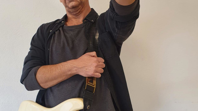 ערן זרחוביץ' מחקה את שלום חנוך ב"ארץ נהדרת"  (צילום: קשת 12)