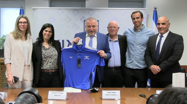 יעל ארד, השר אביגדור ליברמן, גילי לוסטיג, יעקב טומרקין, השר חמד עמאר, חנה מיננקו (צילום: אתר רשמי, תקשורת שר האוצר)