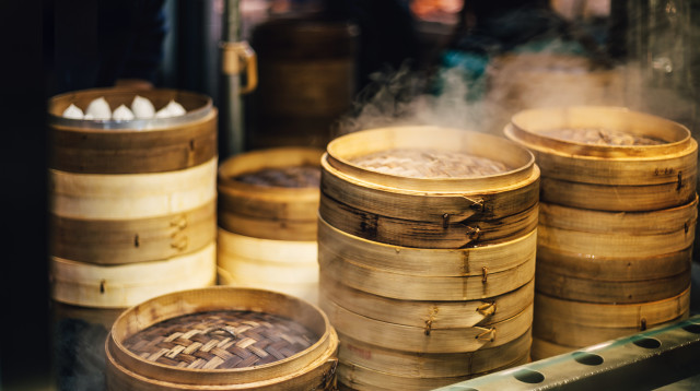 סירי אידוי בשוק התאילנדי (צילום: FREEPIK)