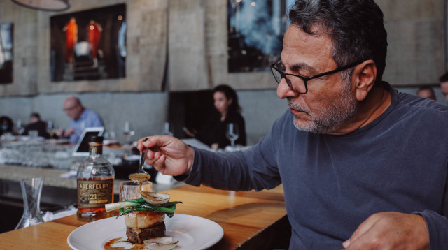 ויסקי עם חיים כהן (צילום: מודרן טוקינג)