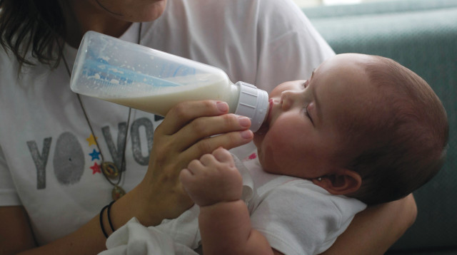תינוק שותה מבקבוק חלב  (צילום: רויטרס)