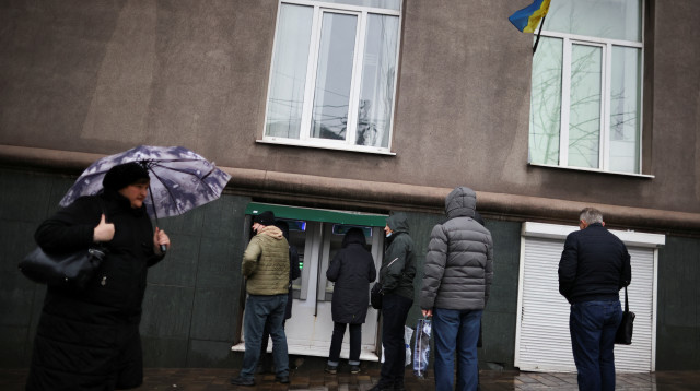 ממהרים למשוך כסף מכספומטים באוקראינה לאחר הודעת פוטין (צילום: REUTERS/Carlos Barria)