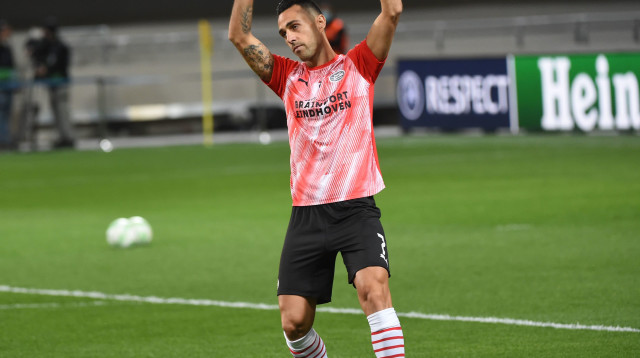 שחקן פ.ס.וו איינדהובן ערן זהבי מתקבל על ידי אוהדי מכבי תל אביב (צילום: ברני ארדוב)