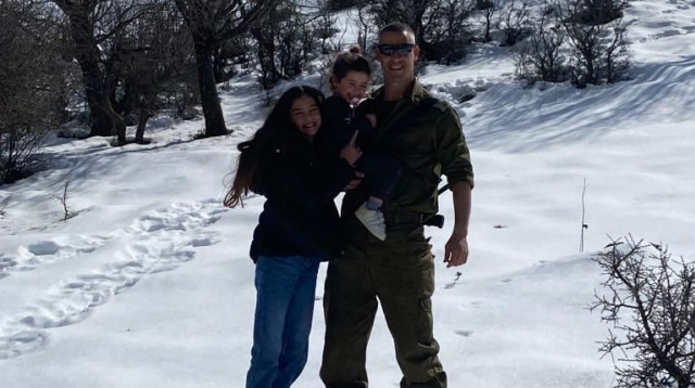 מח"ט הנח"ל אורן שמחה מקבל ביקור בחרמון ממיקה (משמאל) ובתו הקטנה במהלך סופ"ש שסגר עם חייליו (צילום: באדיבות המשפחה)