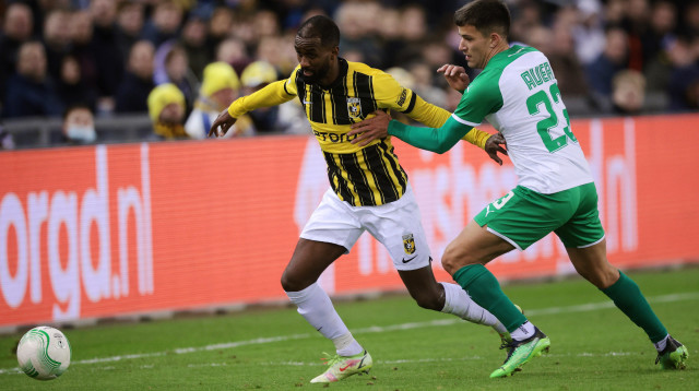 איזו פתיחה. אלי דסה מול יונאס אואר (צילום: GettyImages, ANP Sport)