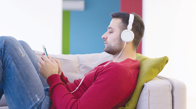 המשתתפים שהשתמשו באוזניות חשו קרבה רבה יותר אל הדובר (צילום: ingimage ASAP)