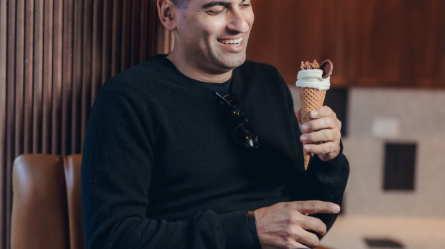 אנדי רם וגלידת פינולי (צילום: אסף קרלה)