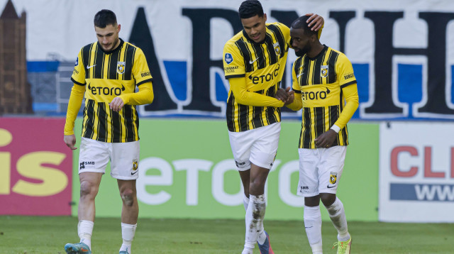 שחקני ויטסה חוגגים שער עם אלי דסה (צילום: GettyImages, Dennis Bresser/Soccrates)