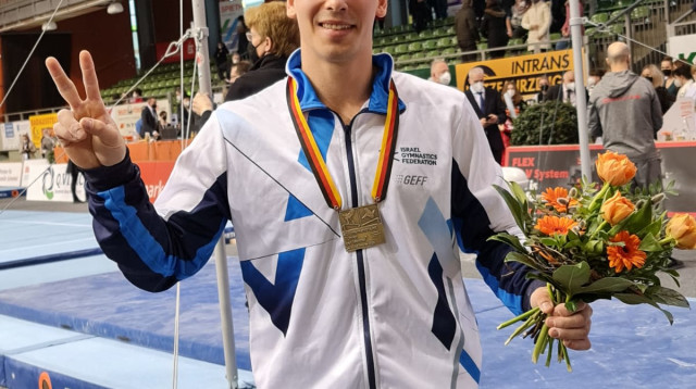 אלכס מיאקינין עם המדליה (צילום: אתר רשמי, באדיבות איגוד ההתעמלות בישראל)