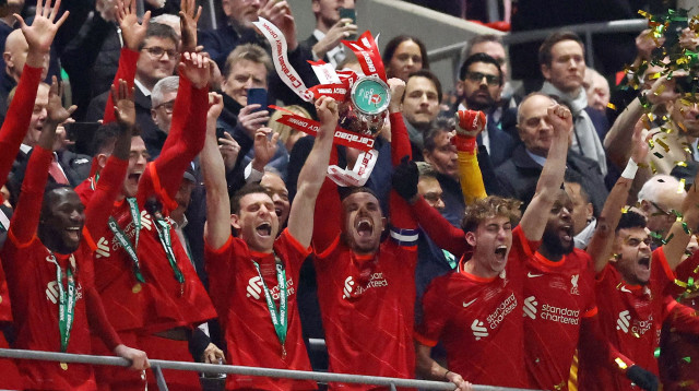 שחקני ליברפול עם גביע הליגה לעונת 2021/22 (צילום: רויטרס)