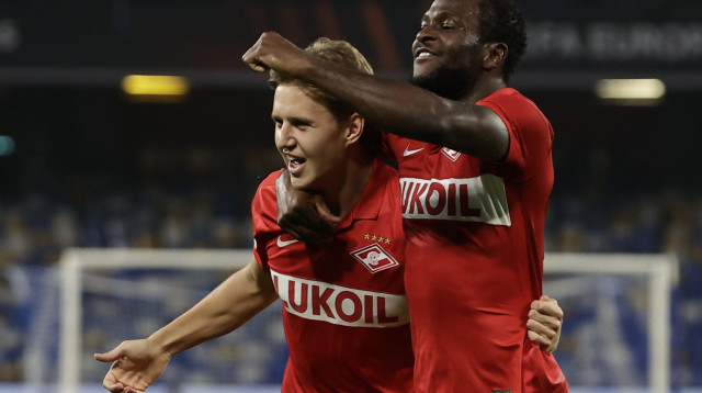 ויקטור מוזס עם מיכאיל איגנטוב שחקני ספרטק מוסקבה חוגגים (צילום: רויטרס)