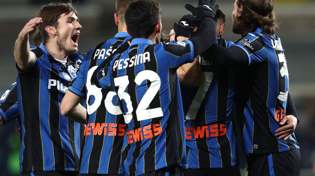 שחקני אטאלנטה חוגגים עם טון קופמיינרס (צילום: GettyImages, Marco Luzzani)