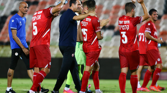 רוני לוי מאמן הפועל באר שבע עם שחקניו (צילום: לירון מולדובן)