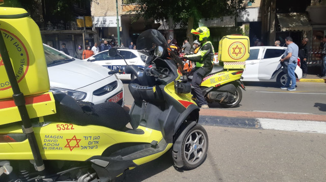 משטרה ואמבולנס בכפר-סבא (צילום: ויקטור קלי, תיעוד מבצעי מד"א)