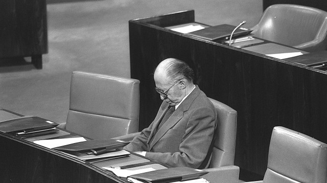 מנחם בגין בכנסת, זמן קצר לפני התפטרותו ב-1983 (צילום: חנניה הרמן, לע"מ)
