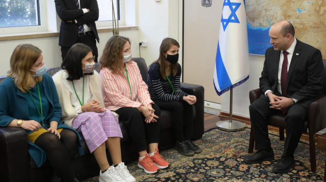 ראש הממשלה נפתלי בנט ומשתתפי תכנית "מסע" (צילום: עמוס בן גרשום, לע"מ)