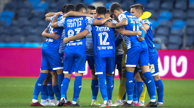 שחקני הפועל חדרה (צילום: מאור אלקסלסי)