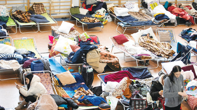 פליטים מאוקראינה בגבול עם פולין (צילום: רויטרס)