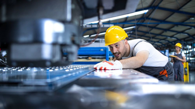 כיפוף פחים בטכנולוגיית CNC (צילום: FREEPIK)