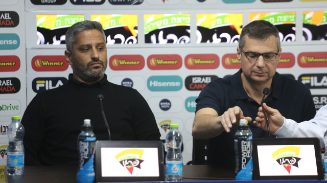 ג'ק אנגלידיס, ברק יצחקי, נציג הבעלים וראש מחלקת הכדורגל של מכבי תל אביב (צילום: יותם רונן)
