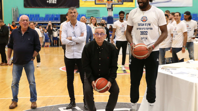 ראש העיר משה פדלון בתחרות זריקת סבתא עם אונואקו (צילום: אודי ציטיאט)