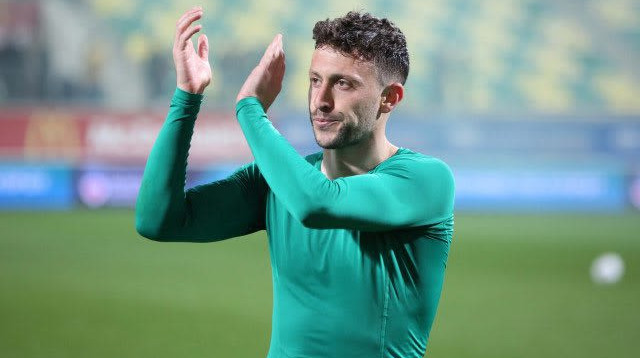 שחקן א.א.ק לרנקה עומרי אלטמן (צילום: אתר רשמי, הטוויטר של עומרי אלטמן)