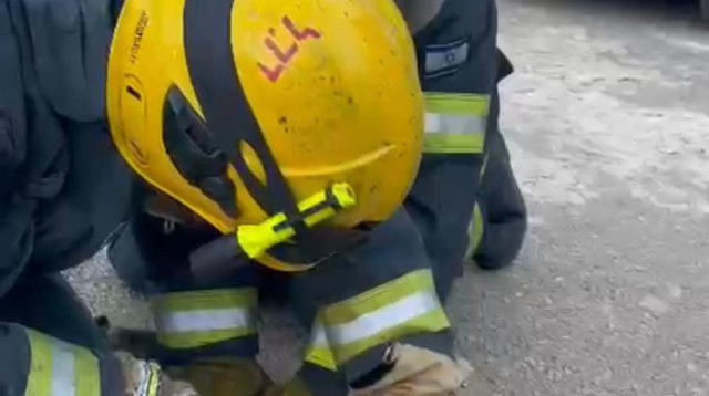 חילוץ החתול מקופסת השימורים (צילום: דוברות כבאות והצלה לישראל מחוז צפון)