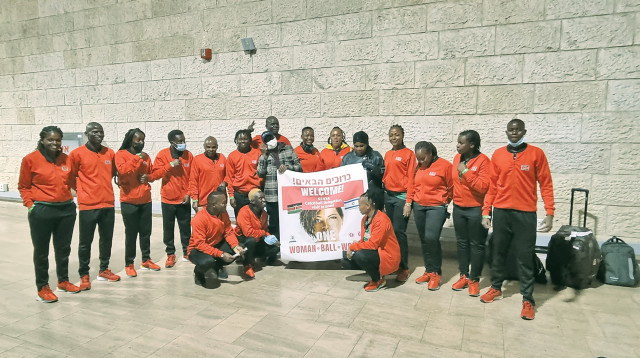 קבוצת כדורשת לנשים בקניה (צילום: הילה ישעיהו)