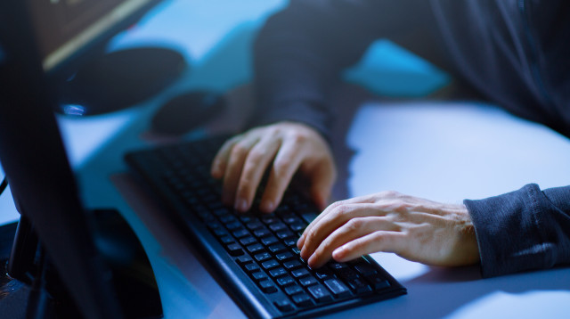 גבר מקליד במחשב, אילוסטרציה (צילום: אינג אימג')
