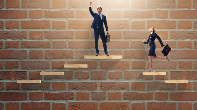 גבר ואישה בעולם העסקים (צילום: אינג'אימג')