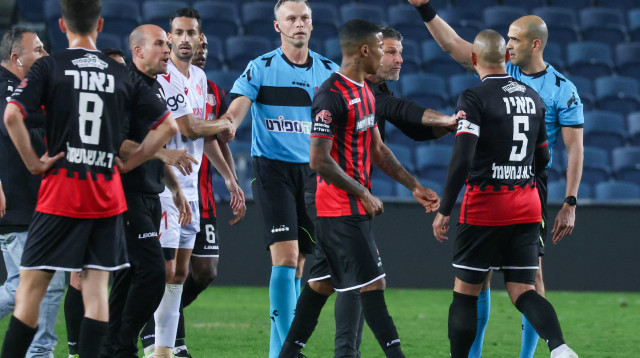 לא שלטו בעצבים. שחקני ירושלים ושי אהרון (צילום: דני מרון)