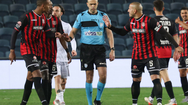 סולומון דניאל שחקן הפועל ירושלים עם גל מאיו והשופט דניאל בר נתן (צילום: דני מרון)