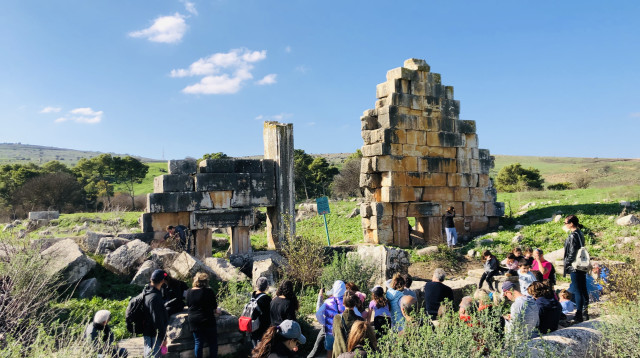 סיור בתל קדש (צילום: באדיבות רשת מלונות מטיילים)