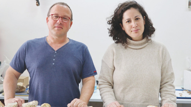 הארכיאולוגים בר אפרתי ופרופ' רן ברקאי צילום אוניברסיטת תל אביב (צילום: אוניברסיטת תל אביב)